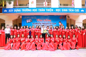 Tập thể cán bộ, giáo viên nhà trường