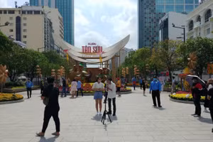 Khách tham quan đường hoa Nguyễn Huệ phải đo thân nhiệt, giãn cách 1m