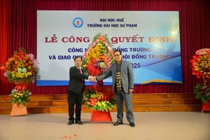 PGS.TS Lê Anh Phương – Hiệu trưởng Trường Đại học Sư phạm Huế tặng hoa chúc mừng GS.TS. Dương Tuấn Quang được bổ nhiệm làm Chủ tịch Hội đồng trường