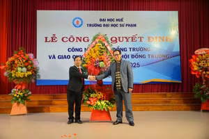 PGS.TS Lê Anh Phương – Hiệu trưởng Trường Đại học Sư phạm Huế tặng hoa chúc mừng GS.TS. Dương Tuấn Quang được bổ nhiệm làm Chủ tịch Hội đồng trường