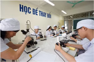 Thí sinh trúng tuyển ngành Y khoa từ 27 điểm trở lên sẽ được nhận học bổng khuyến tài 50% và 100% học phí học kỳ I năm thứ nhất.