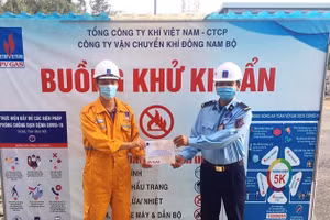 Tặng quà lực lượng bảo vệ công trình khí.