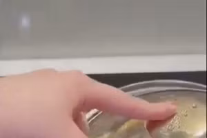 Clip: Gái vụng chế biến món lươn như phim kinh dị