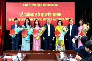 Đồng chí Võ Văn Phuông - Ủy viên Trung ương Đảng, Phó Trưởng Ban Thường trực Ban Tuyên giáo Trung ương; Phan Xuân Thủy - Phó Trưởng Ban Tuyên giáo Trung ương trao quyết định và chúc mừng các cán bộ được bổ nhiệm.