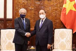 Chủ tịch nước Nguyễn Xuân Phúc tiếp ông Kamal Malhotra, Điều phối viên thường trú LHQ tại Việt Nam, đến chào từ biệt trước khi kết thúc nhiệm kỳ công tác. Ảnh: VGP