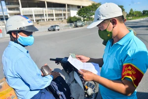 Lực lượng chức năng thực hiện nghiêm việc kiểm tra sử dụng giấy đi đường trong thời gian giãn cách xã hội.