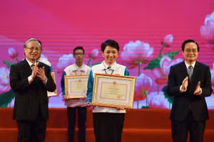 Ủy viên Bộ Chính trị, Thường trực Ban Bí thư Trần Quốc Vượng và Bộ trưởng Bộ GD&ĐT Phùng Xuân Nhạ trao giải Nhất cuộc thi “Tuổi trẻ học tập và làm theo tư tưởng, đạo đức, phong cách Hồ Chí Minh năm 2020” cho cô Hoàng Thị Thu - GV Trường THCS Nguyễn Đức Cảnh (Quảng Ninh).