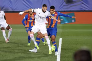 Real Madrid hạ đẹp Barca trong trận siêu kinh điển, tạm dẫn đầu La Liga