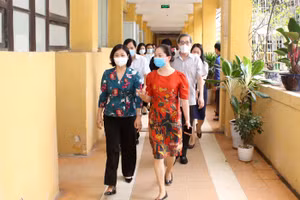 Phó Bí thư Thường trực Thành ủy Nguyễn Thị Tuyến kiểm tra tại điểm thi Trường THPT Nguyễn Trãi