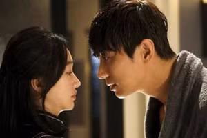 Choáng váng biết lý do vợ cũ thường xuyên ghé nhà, ngủ lại 