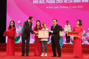 Em Linh Thị Hồng - HS Trường Tiểu học Ngọc Thanh C (thành phố Phúc Yên, tỉnh Vĩnh Phúc) nhận bằng khen của Bộ trưởng Bộ GD&ĐT.