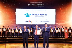 Đại diện MISA nhận giải nền tảng chuyển đổi số tiêu biểu cho MISA EMIS