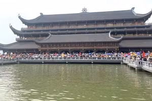 Bộ Văn hóa lên tiếng trước tình trạng "chen chúc" tại chùa Tam Chúc