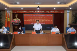 Chủ tịch UBND thành phố Chu Ngọc Anh cùng đoàn công tác số 1 làm việc với cấp ủy quận Đống Đa về công tác phòng dịch Covid-19 và tổ chức thi  tốt nghiệp THPT năm 2021.