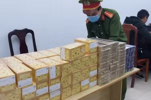 Lực lượng công an đang lập biên bản tạm giữ các bao thuốc lá không rõ nguồn gốc. Ảnh: Công an. 