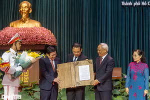 Chủ tịch UBND TPHCM cùng lãnh đạo TPHCM nhận Nghị quyết về thành lập TP Thủ Đức từ Phó Chủ tịch Quốc hội Uông Chu Lưu.