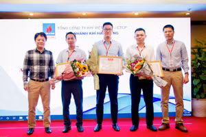 Ban Tổ chức tặng giấy khen cho các tập thể, cá nhân hoàn thành tốt nhiệm vụ.