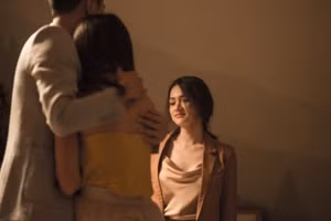 Khi chồng ngoại tình, đừng vội trách người thứ ba