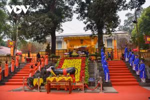 Dựng cây nêu đón Tết tại Hoàng thành Thăng Long