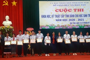 4 học sinh (mỗi đề tài có 2 học sinh tham gia) của Trường THPT Trường Chinh được nhận giải Nhất tại cuộc thi Khoa học kỹ thuật cấp tỉnh dành cho học sinh trung h.ọc, năm học 2020-2021 (trong ảnh đứng phía bên phải).