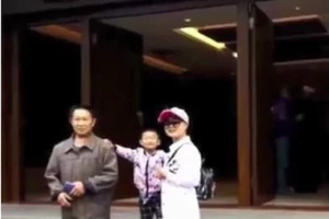Vô tình làm vỡ gương khi dọn nhà, người phụ nữ bật khóc phát hiện bí mật của bố 