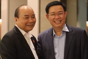 Thủ tướng Nguyễn Xuân Phúc và Phó thủ tướng Vương Đình Huệ (hiện là Bí thư Thành ủy Hà Nội) bên hành lang Quốc hội, chiều 25/10/2018. Ảnh: Võ Hải