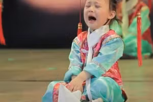 Phát sốt clip bé gái vừa khóc vừa múa hết mình