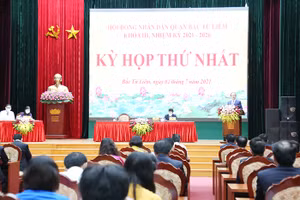 Chủ tịch HĐND TP Nguyễn Ngọc Tuấn phát biểu tại kỳ họp.