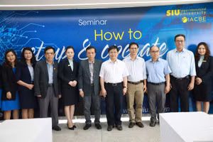 2 giáo sư đầu ngành CNTT cố vấn chương trình AI của SIU: GS.TSKH Hoàng Văn Kiếm và GS.TS Nguyễn Thanh Thủy (giữa).