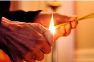 Những điều cần biết khi thắp hương trên bàn thờ gia tiên