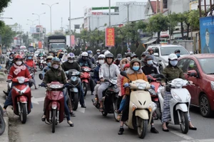 Ai cũng trùm kín người với áo khoác dày, mũ len, khẩu trang, khăn quàng cổ, găng tay... khi ra đường để giữ ấm cơ thể.