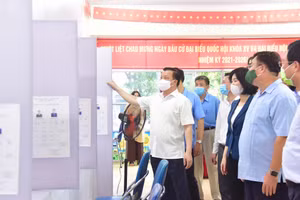 Bí thư Thành ủy Hà Nội Đinh Tiến Dũng kiểm tra công tác chuẩn bị bầu cử và phòng, chống Covid-19 tại quận Hoàng Mai.