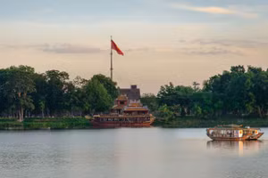 Người chơi cờ trước bến Vân Lâu