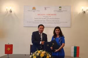 Đại sứ Bungari tại Việt Nam - Bà Marinela Petkova và PGS.TS. Trần Thanh Đức - Hiệu trưởng HUAF ký Thỏa thuận tài trợ
