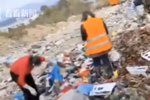 Cật lực bới tung 10 tấn rác tìm được túi lì xì 35 triệu bị vứt nhầm