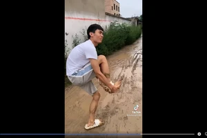 Clip: Cái kết “câm nín” cho chàng trai thích thể hiện