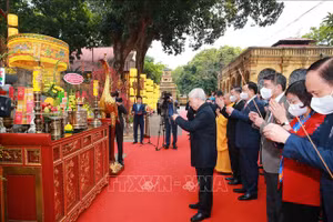 Tổng Bí thư, Chủ tịch nước Nguyễn Phú Trọng dâng hương tại Điện Kính Thiên - Khu Di tích Hoàng thành Thăng Long. Ảnh: Phương Hoa/TTXVN