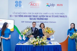 Ký kết giữa Giám đốc điều hành SACE Education Vietnam và Giám đốc IDP Vietnam