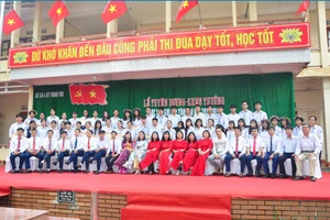 Tập thể cán bộ giáo viên và học sinh trong buổi lễ tuyên dương, khen thưởng của nhà trường.