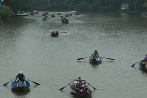 Du khách đi đò trên suối Yến vào động Hương Tích.