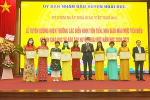 Trường THCS Đông La vinh dự nhận Bằng khen của Bộ GD&ĐT, Danh hiệu “ Tập thể Lao động xuất sắc” của Thành phố Hà Nội