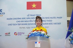 Nữ doanh nhân Nguyễn Thị Phương Thảo nhận Huân chương Bắc đẩu bội tinh của Nhà nước Pháp trao tặng