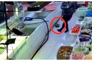 Khi bạn đam mê bóng đá nhưng lại bắt làm nhân viên siêu thị