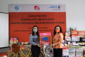 Đại diện UN Women trao tặng trang thiết bị nâng cao chất lượng dịch vụ hỗ trợ các nạn nhân bị bạo lực gia đình 