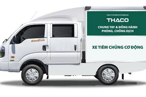 Thaco trao tặng Hà Nội 300.000 bộ kit test nhanh và 30 xe cứu thương