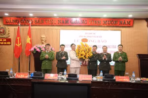 Các đồng chí trong Ban Giám đốc CATP Hà Nội chúc mừng Trung tướng Nguyễn Hải Trung - Giám đốc CATP