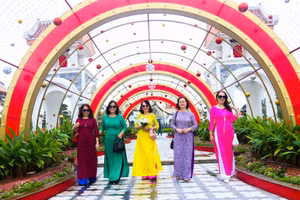 Du khách đi du Xuân ở Công viên Châu Á Đà Nẵng.