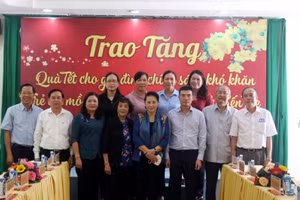 Đoàn công tác của Chủ tịch Quốc Hội Nguyễn Thị Kim Ngân chụp với lãnh đạo tỉnh Bến Tre. 