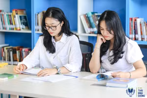 Sinh viên đọc sách tại thư viện Trường ĐH Thái Bình Dương.