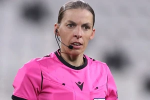 Nữ trọng tài Stephanie Frappart. (Nguồn: skysports.com).